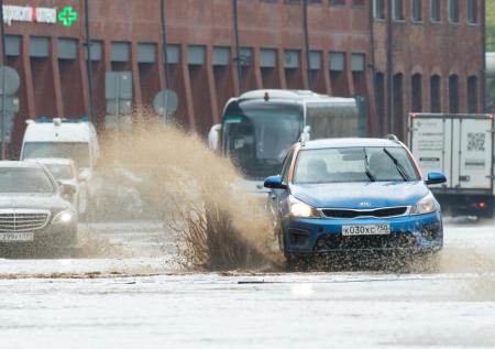 Появились кадры затопленных ливнем дорог в Москве
