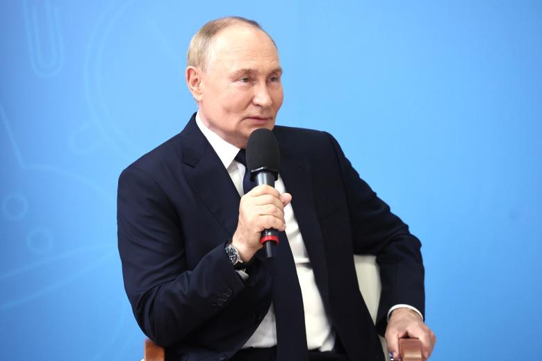 Владимир Путин на открытом уроке «Разговор о важном» в СОШ № 20