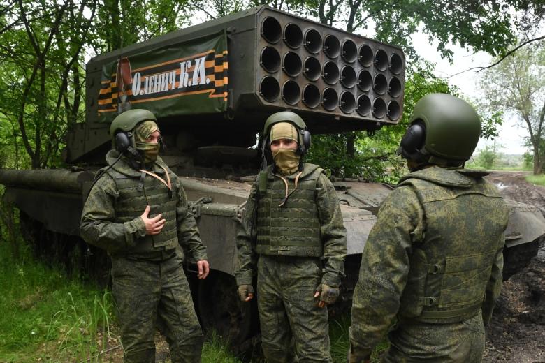 Члены экипажа возле тяжёлой огнемётной системы ТОС-1А «Солнцепек» ВС РФ в зоне проведения специальной военной операции