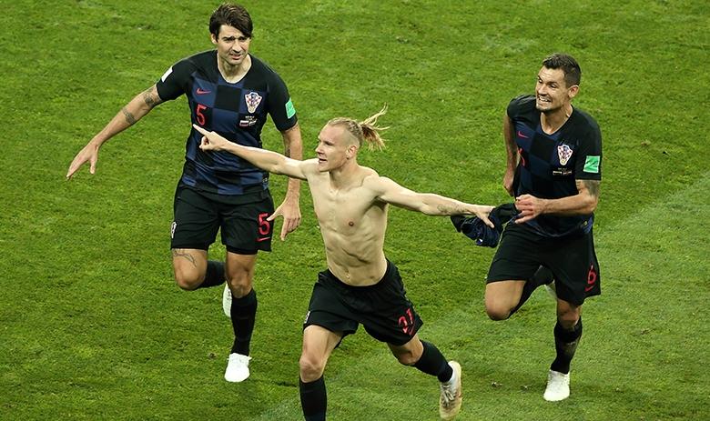 Домагой Вида (в центре)