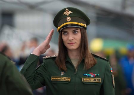 Исинбаева отреклась от службы в армии РФ: фото в военной форме и с Шойгу
