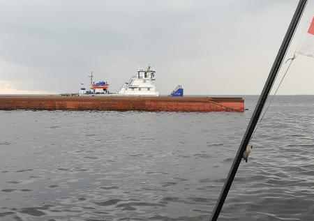 Два человека пропали после затопления баржи в Ярославской области