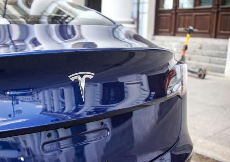 Появилось видео с моментом спасения пешехода автопилотом Tesla