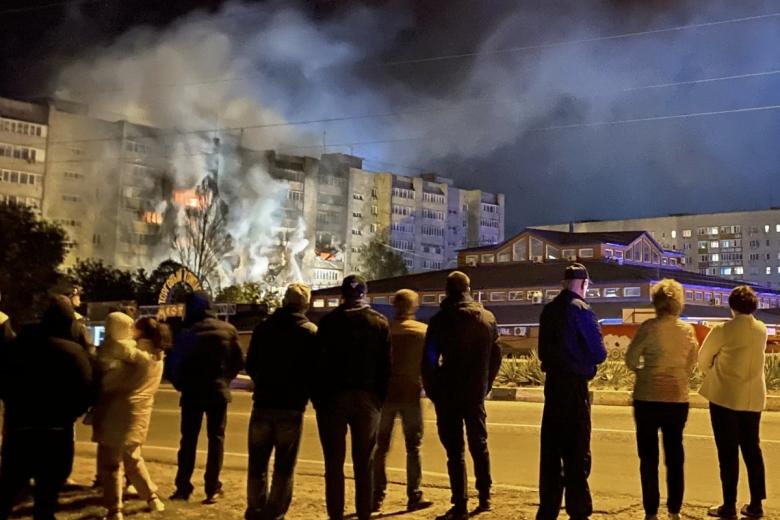 Пожар в жилом доме после падения сверхзвукового истребителя-бомбардировщика Су-34 в Ейске