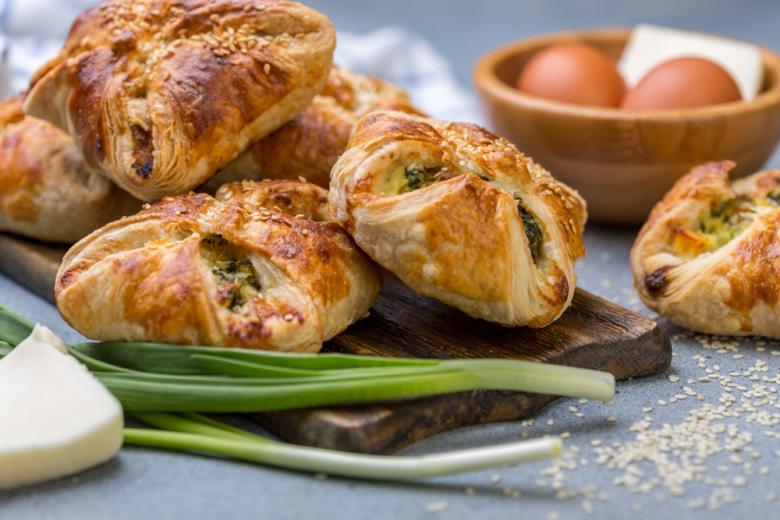 Пошаговый рецепт пирожков с луком и яйцом: готовим с нуля, включая слоеное тесто