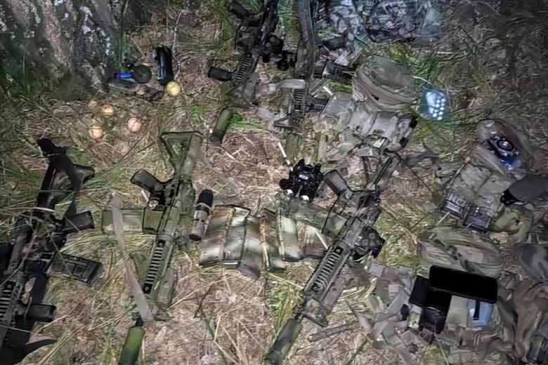 Оружие, изъятое сотрудниками ФСБ РФ и Росгвардии у украинской диверсионно-террористической группы, состоящей из кадровых сотрудников службы безопасности Украины в Навельском районе Брянской области