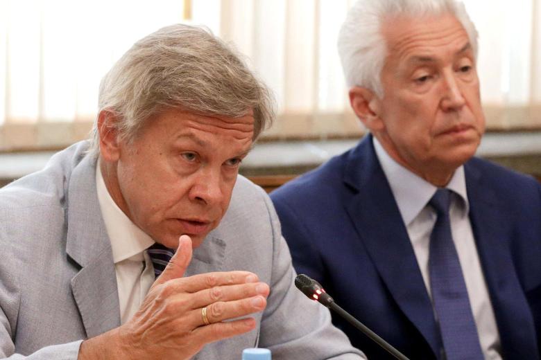 Алексей Пушков (слева)