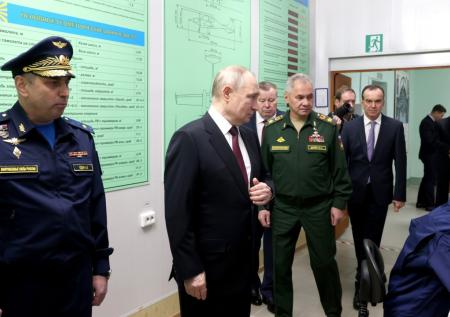 Путин сел за штурвал авиатренажера в военном училище Краснодара