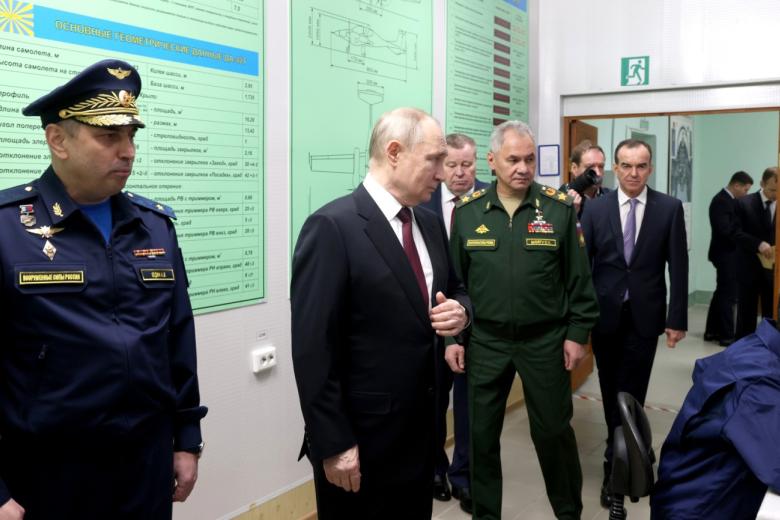 Владимир Путин во время посещения Краснодарского высшего военного авиационного училища лётчиков имени Героя Советского Союза А. К. Серова