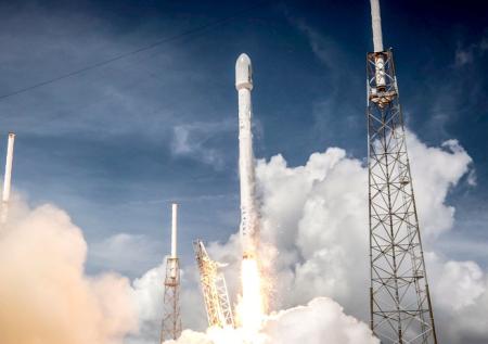 Компания SpaceX запустила ракету-носитель с 54 спутниками