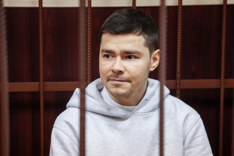 Блогер и бизнес-тренер Аяз Шабутдинов, обвиняемый в мошенничестве, во время заседания в Таганском районном суде