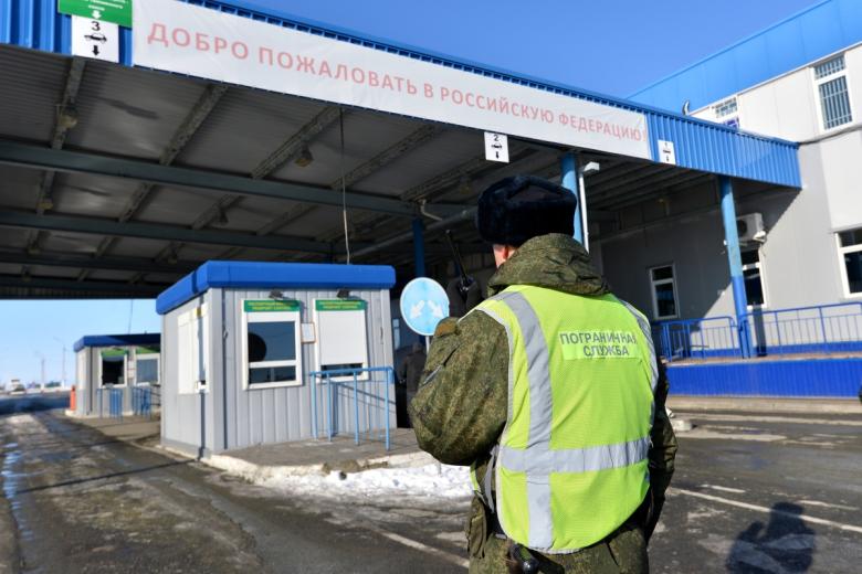 Военнослужащий пограничного управления ФСБ России по Челябинской области на пограничном контрольно-пропускном пункте российско-казахстанской границы