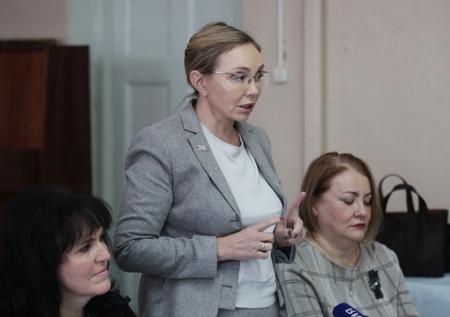 Врачи поддержали давшую совет помыть полы чиновницу