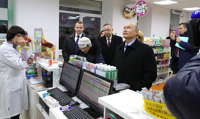 Президент РФ Владимир Путин в аптеке