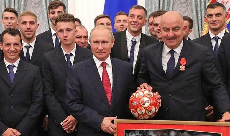 Президент РФ Владимир Путин и тренер сборной Станислав Черчесов с футболистами во время вручения госнаград