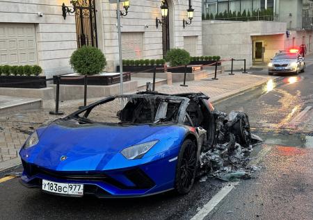 Lamborghini сгорел дотла в центре Москвы