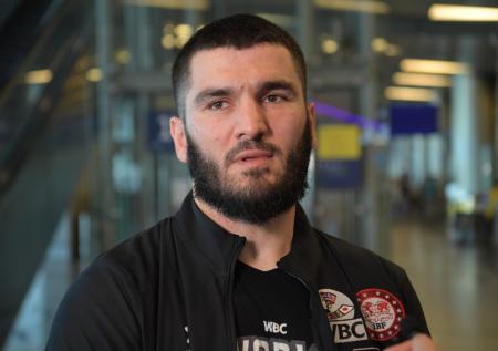 Абсолютный чемпион мира по боксу получил сертификат на квартиру в Дагестане