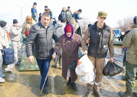 В Новотроицке произошел перелив воды через дамбу