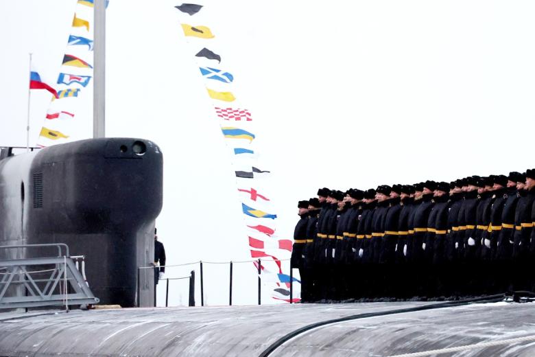 Церемония подъема военно-морских флагов на атомных подводных крейсерах «Император Александр III» и «Красноярск»