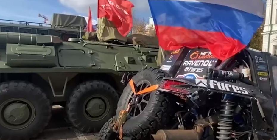 В Екатеринбурге автоколонну возглавили военная техника и багги