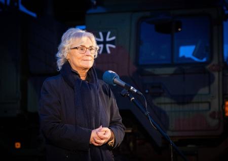 Министр обороны ФРГ: Берлин предоставит Украине пять тысяч военных касок