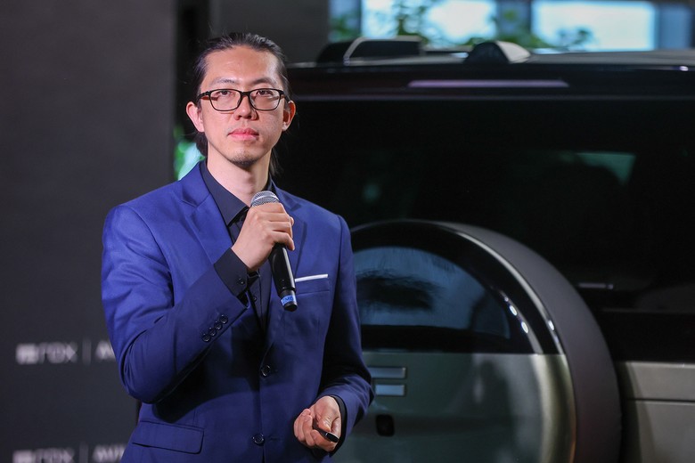 Дизайнер ROX Motor Карл Сиа в дилерском центре АГ «Авилон»