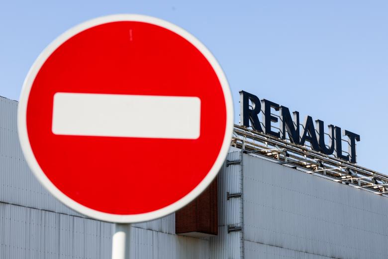 Логотип компании Renault на здании завода в Москве