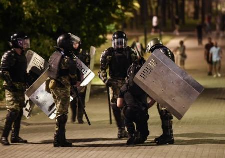 Бывшие силовики Белоруссии выбрасывают форму в мусор 