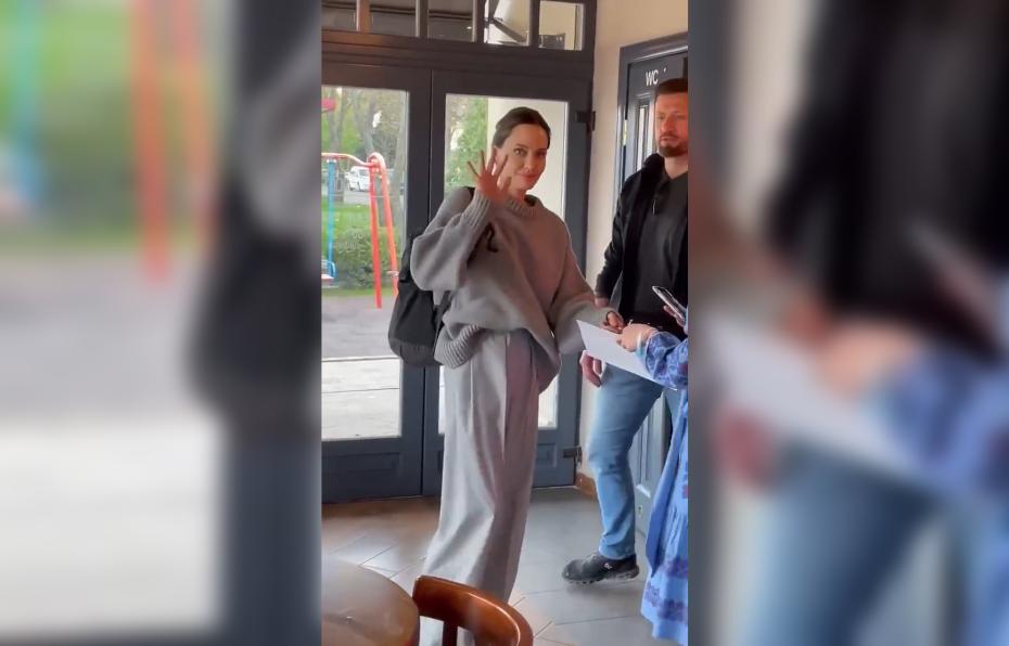 Анджелина Джоли в кафе во Львове
