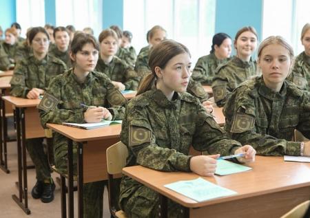 В Приморье запустили курсы тактической и огневой подготовки для школьниц