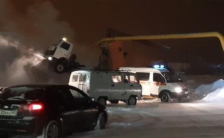 КамАЗ врезался в газопровод на Урале