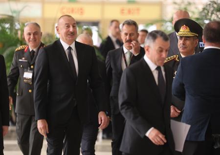 Алиев ознакомился с образцами униформы для армии и ВВС Азербайджана