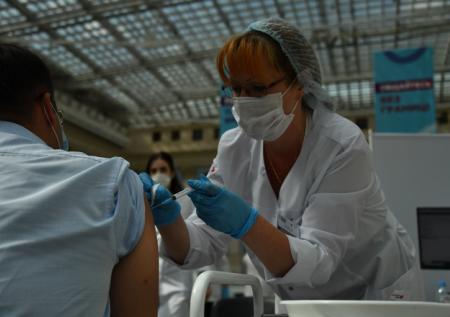 Вирусолог допустил принудительную вакцинацию во всём мире