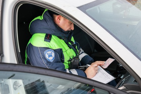 Пьяный автослесарь устроил тест-драйв автобуса и разбил пять легковушек