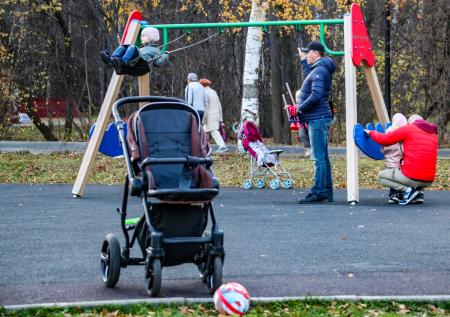 Москвичей возмутила детская горка с кальяном и шаурмой