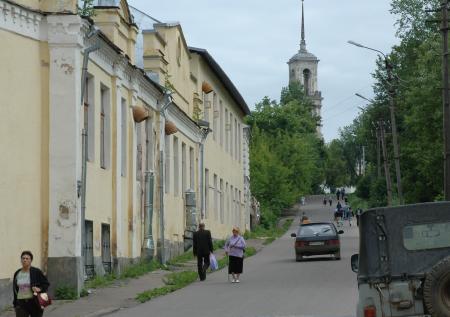 Власти Торжка назвали уложенный к визиту патриарха асфальт временным