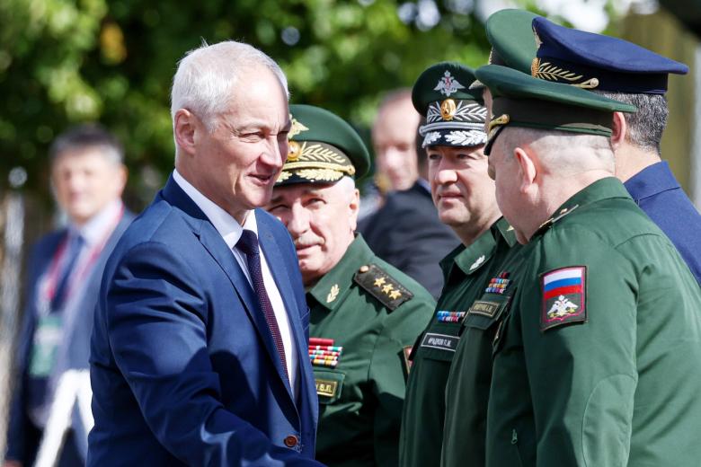Андрей Белоусов (слева) на территории конгрессно-выставочного центра «Патриот», где проходит Международный военно-технический форум «Армия-2024»