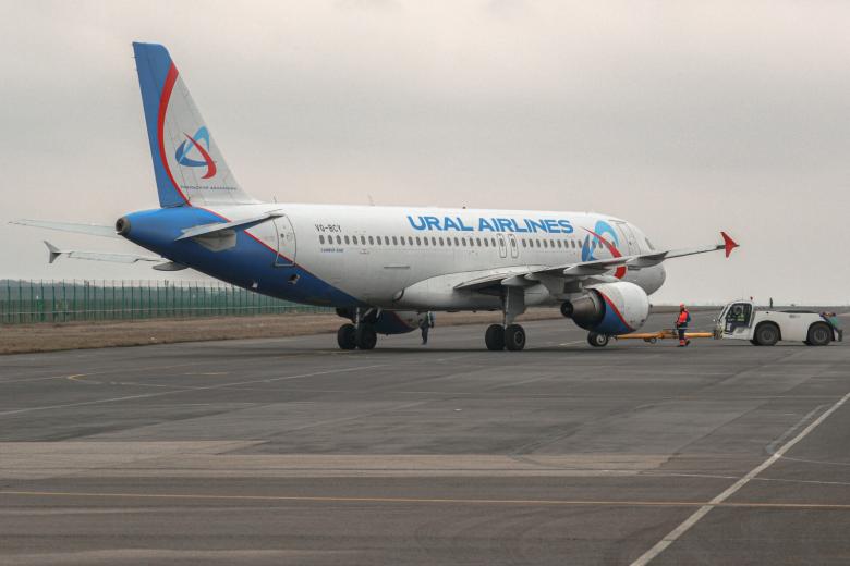 Самолет Airbus A320 авиакомпании «Уральские авиалинии»