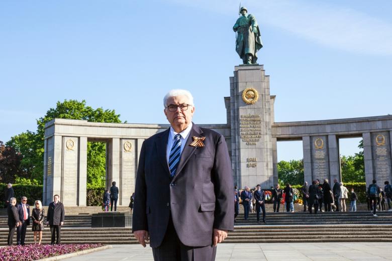 Сергей Нечаев во время церемонии возложения венков к Мемориалу павшим советским воинам в берлинском парке Тиргартен, 2020 год