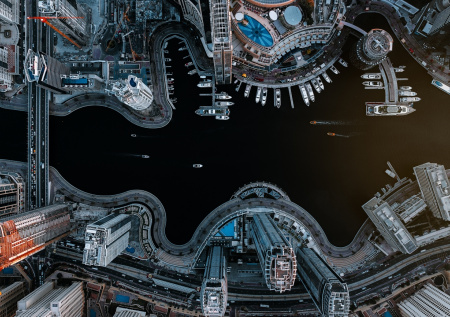 Иранский дрон ударил по знаменитому «парусному» отелю в Дубае