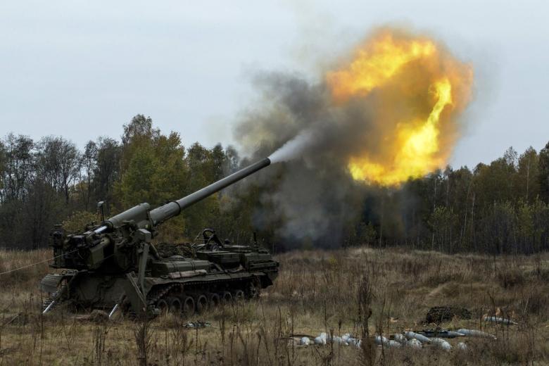 Украинские военнослужащие ведут огонь из 203-мм самоходной артиллерийской установки «Пион»