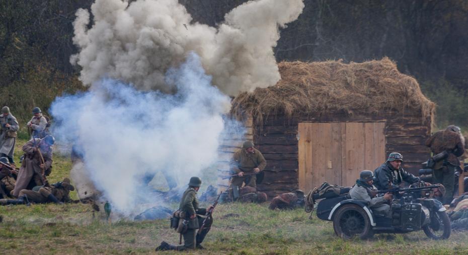 Бой за деревню в разгаре