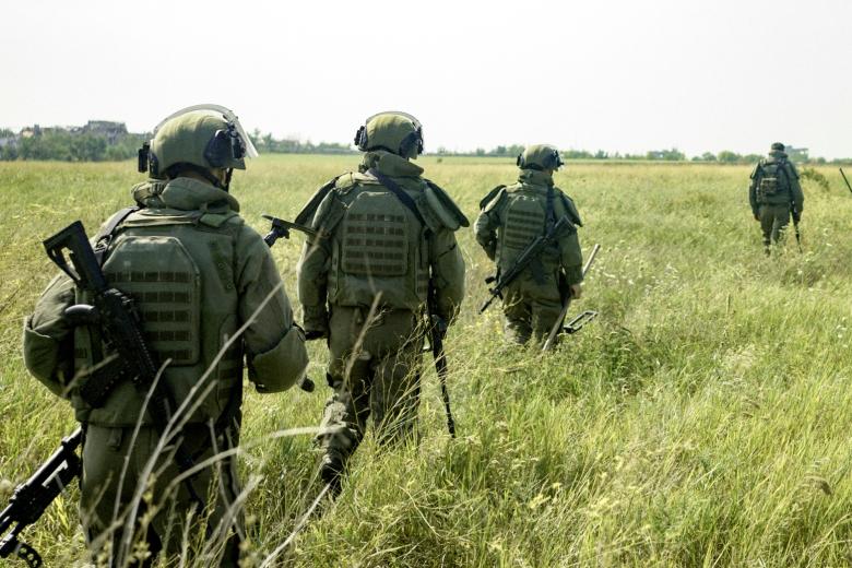 Саперы ВС РФ во время разминирования территории