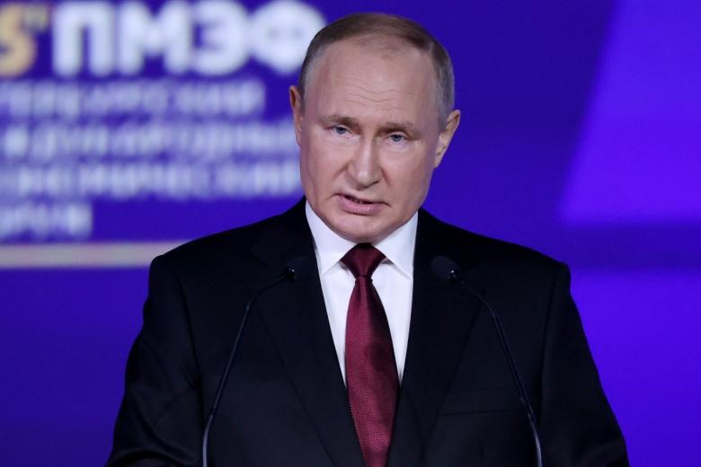 Президент РФ Владимир Путин во время выступления на пленарном заседании XXV Петербургского международного экономического форума