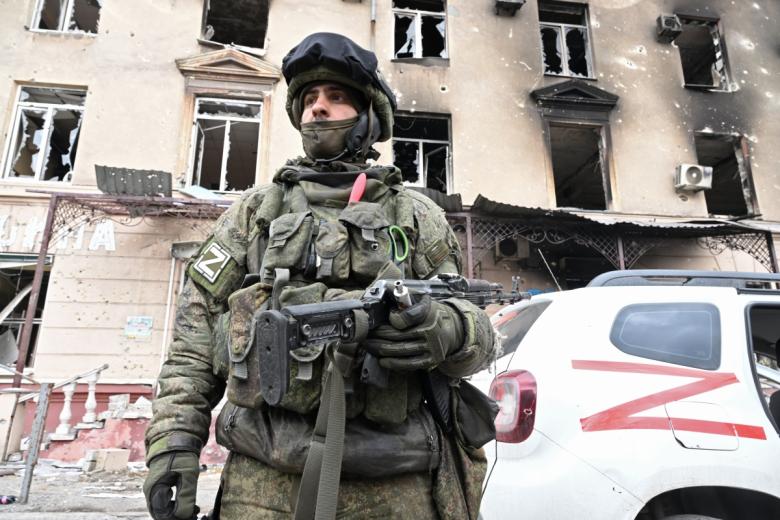 Боец Народной милиции ДНР на улице Мариуполя
