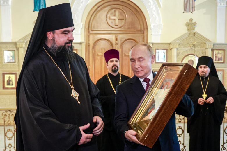 Президент РФ Владимир Путин (справа на первом плане) во время посещения кафедрального собора Святых жен-мироносиц