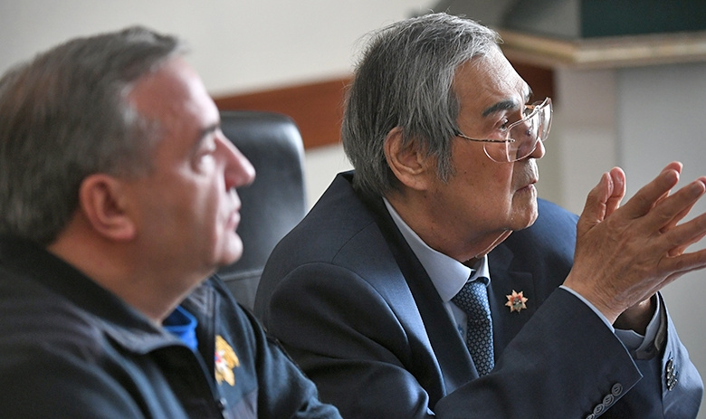 Глава МЧС РФ Владимир Пучков и губернатор Кемеровской области Аман Тулеев (слева направо) во время брифинга по поводу пожара в торгово-развлекательном центре «Зимняя вишня» 