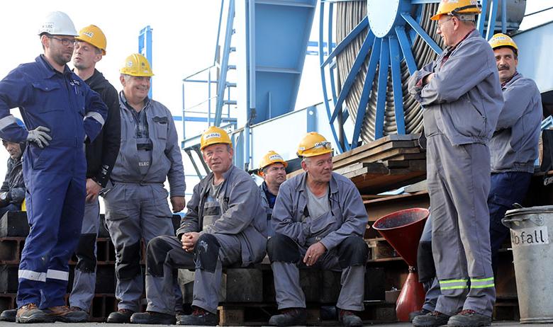 Рабочие в доке Росток принимают поставки сжиженного газа, Германия