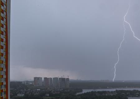 «Жёлтый» уровень погодной опасности объявлен в Москве из-за ветра с грозой