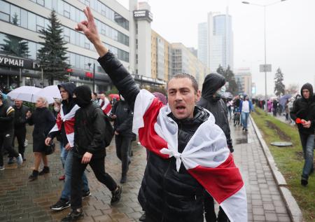 Заграница им поможет: сколько Запад потратил на белорусские протесты